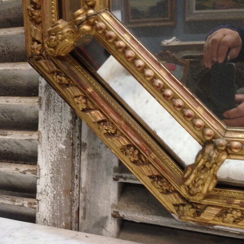 Miroir octogonale de style Louis XV à pare close en bois stuc doré . XIX siècle.
