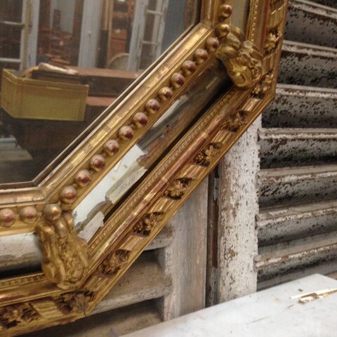 Miroir octogonale de style Louis XV à pare close en bois stuc doré . XIX siècle.