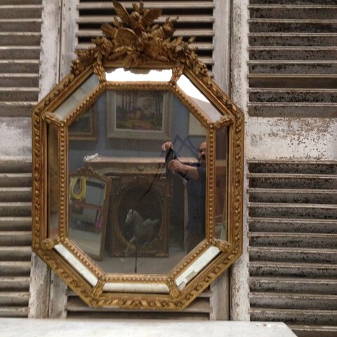 Miroir octogonale de style Louis XV à pare close en bois stuc doré . XIX siècle.