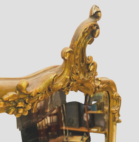 miroir style Louis XV en bois doré finement sculptée . XX siècle .