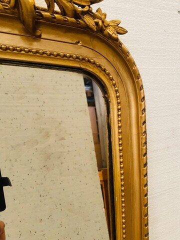 Miroir style Louis XV patine doré décor perlées finement sculptée . XX siècle .