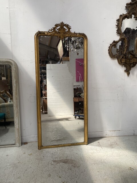 miroir style louis XV rocaille en bois stuque doré à coquille . XIX siècle .