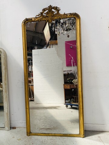 miroir style louis XV rocaille en bois stuque doré à coquille . XIX siècle .