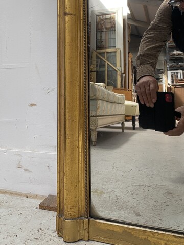 miroir style louis XV rocaille en bois stuque doré à coquille . XIX siècle .