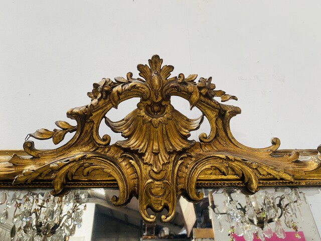 miroir style louis XV rocaille en bois stuque doré à coquille . XIX siècle .