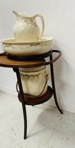 Nécessaire de toilette en faïence de Saint Amand décor doré . XX siècle .