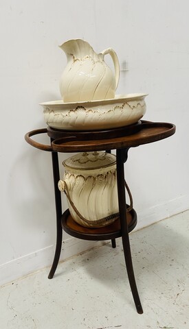 Nécessaire de toilette en faïence de Saint Amand décor doré . XX siècle .