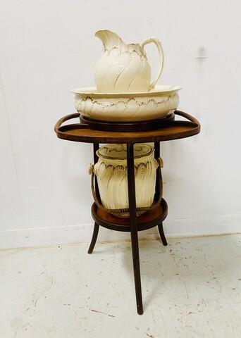 Nécessaire de toilette en faïence de Saint Amand décor doré . XX siècle .