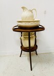 Nécessaire de toilette en faïence de Saint Amand décor doré . XX siècle .
