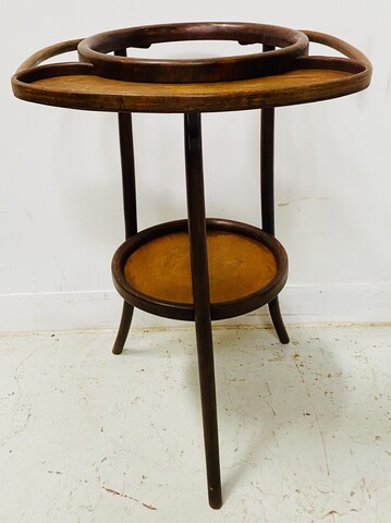 Nécessaire de toilette en faïence de Saint Amand décor doré . XX siècle .