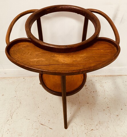 Nécessaire de toilette en faïence de Saint Amand décor doré . XX siècle .