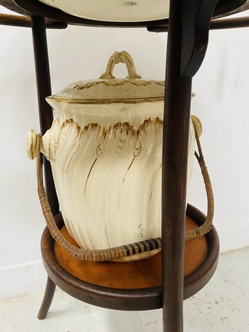 Nécessaire de toilette en faïence de Saint Amand décor doré . XX siècle .