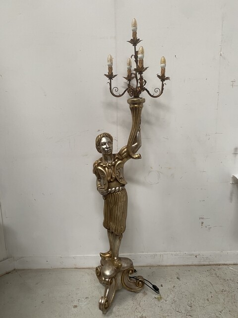 Nubiens formant lampadaire en bois argenté et or cinq éclairages .XX siècle.