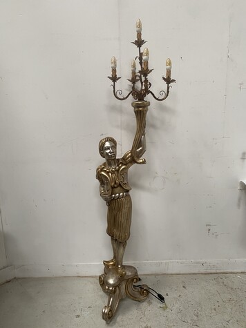 Nubiens formant lampadaire en bois argenté et or cinq éclairages .XX siècle.