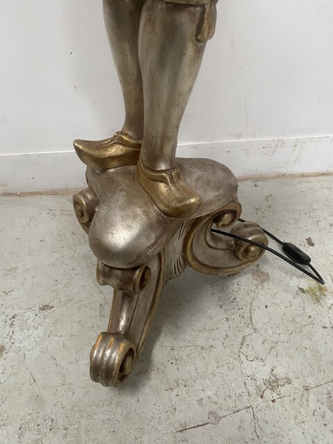 Nubiens formant lampadaire en bois argenté et or cinq éclairages .XX siècle.