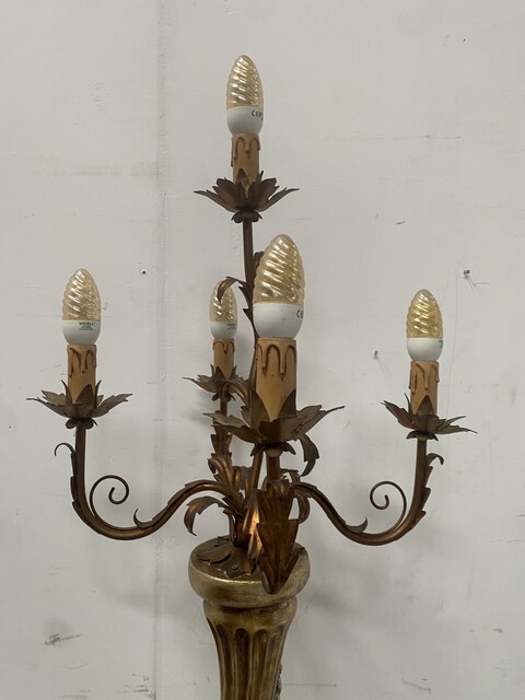 Nubiens formant lampadaire en bois argenté et or cinq éclairages .XX siècle.