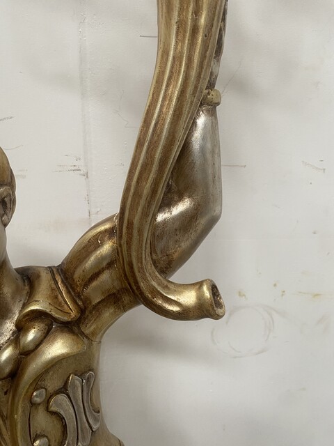 Nubiens formant lampadaire en bois argenté et or cinq éclairages .XX siècle.