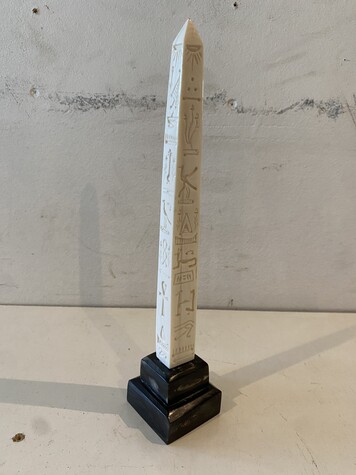 obélisque Egyptienne écriture hiéroglyphique égyptienne . XX siècle .