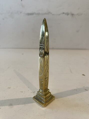 obélisque en bronze Egyptienne écriture hiéroglyphique . XX siècle .
