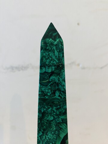obélisque en malachite tourbillonnantes . XX siècle .