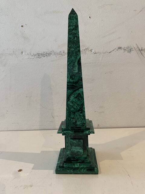 obélisque en malachite tourbillonnantes . XX siècle .