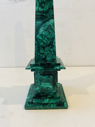 obélisque en malachite tourbillonnantes . XX siècle .