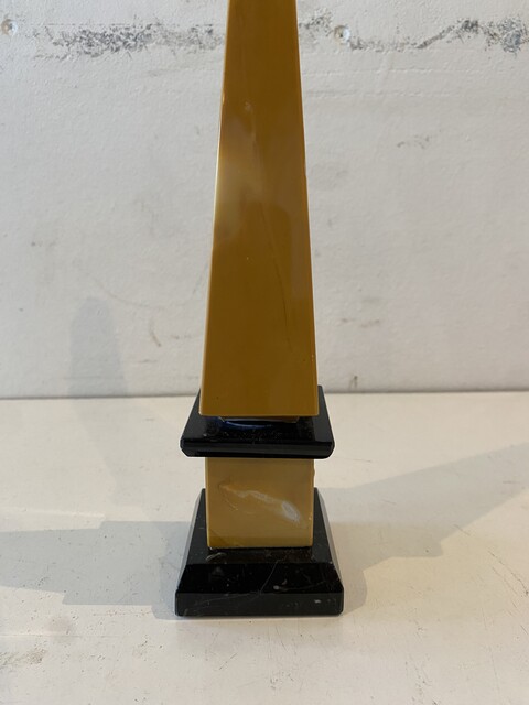   obélisque en marbre deux couleurs jaune de Sienne et noir . XX siècle .