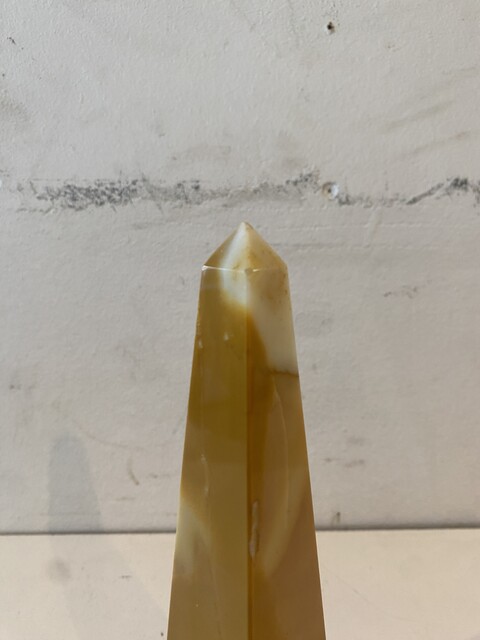   obélisque en marbre deux couleurs jaune de Sienne et noir . XX siècle .