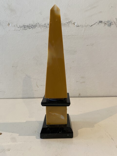   obélisque en marbre deux couleurs jaune de Sienne et noir . XX siècle .