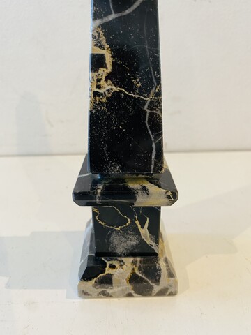 obélisque en marbre noir veiné à pigments . XX siècle .