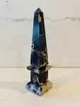 obélisque en marbre noir veiné à pigments . XX siècle .