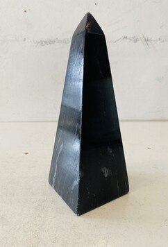 obélisque en marbre noir veiné de blanc et gris . XX siècle .