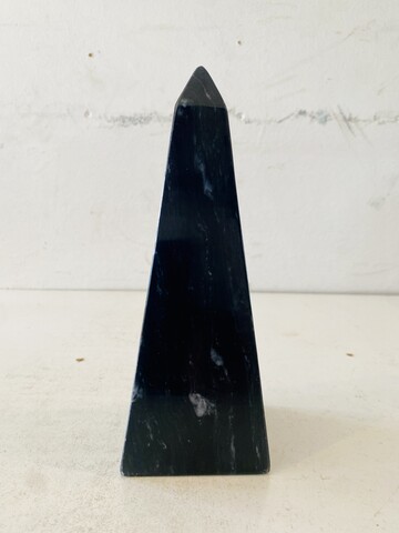 obélisque en marbre noir veiné de blanc et gris . XX siècle .