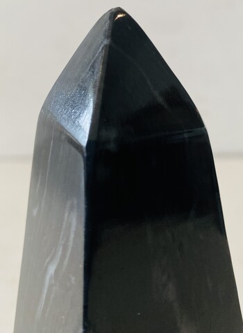 obélisque en marbre noir veiné de blanc et gris . XX siècle .