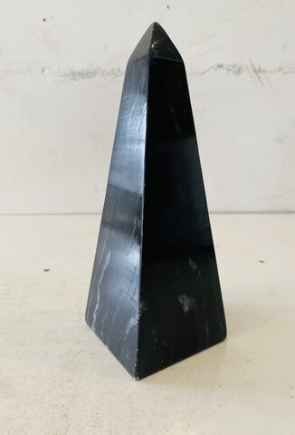 obélisque en marbre noir veiné de blanc et gris . XX siècle .