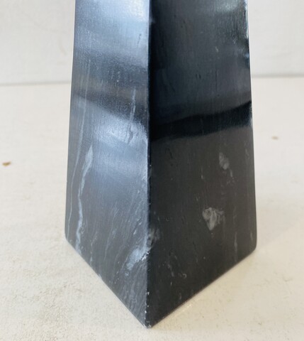 obélisque en marbre noir veiné de blanc et gris . XX siècle .