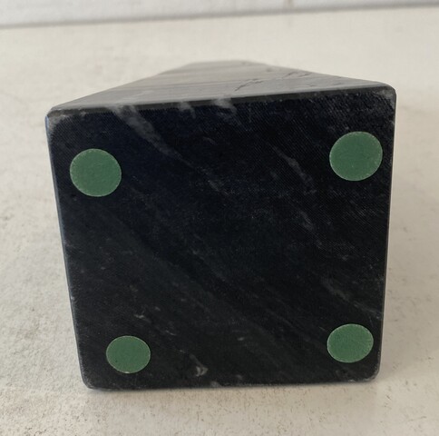 obélisque en marbre noir veiné de blanc et gris . XX siècle .