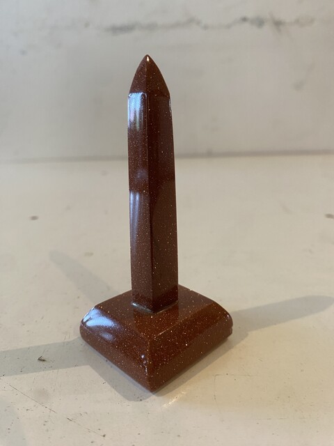 obélisque en marbre porphyre sur base carré . XX siècle .