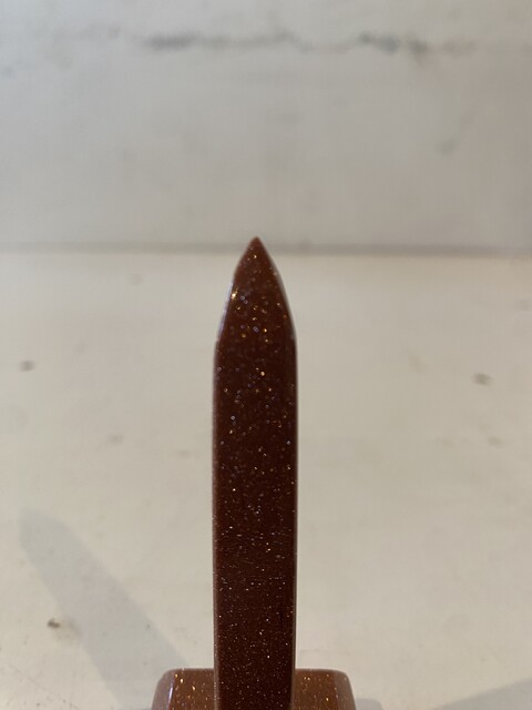 obélisque en marbre porphyre sur base carré . XX siècle .