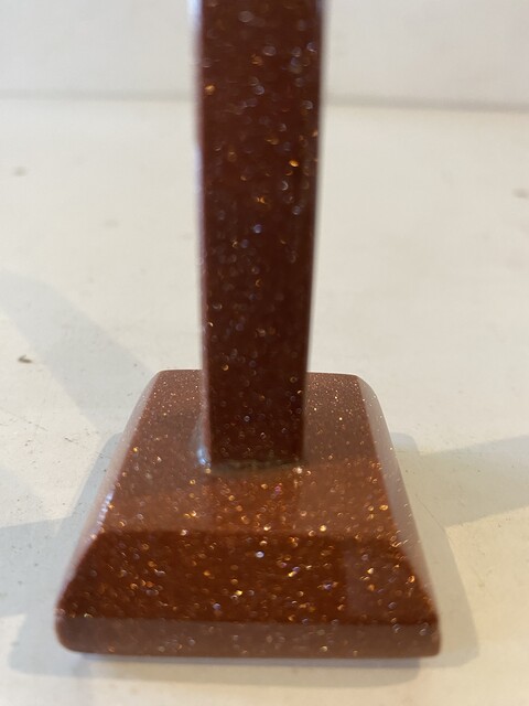 obélisque en marbre porphyre sur base carré . XX siècle .