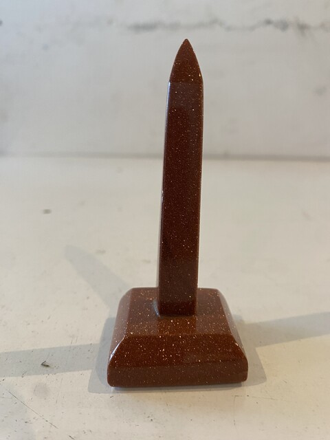 obélisque en marbre porphyre sur base carré . XX siècle .