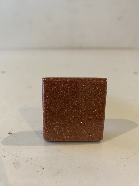 obélisque en marbre porphyre sur base carré . XX siècle .