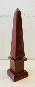 obélisque en marbre veiné à pigments . XX siècle .