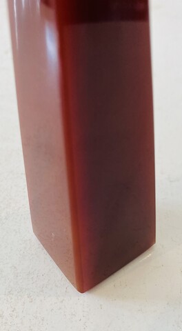 obélisque en pierre naturel de couleurs rouge Agathe . XX siècle .