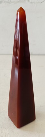 obélisque en pierre naturel de couleurs rouge Agathe . XX siècle .