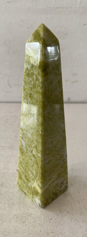 obélisque en pierre serpentine . XX siècle .