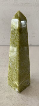 obélisque en pierre serpentine . XX siècle .