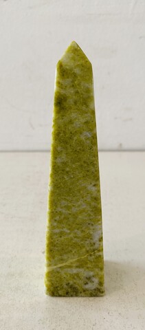 obélisque en pierre serpentine . XX siècle .