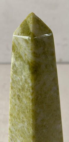 obélisque en pierre serpentine . XX siècle .