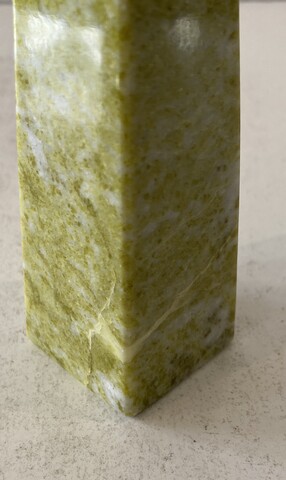 obélisque en pierre serpentine . XX siècle .